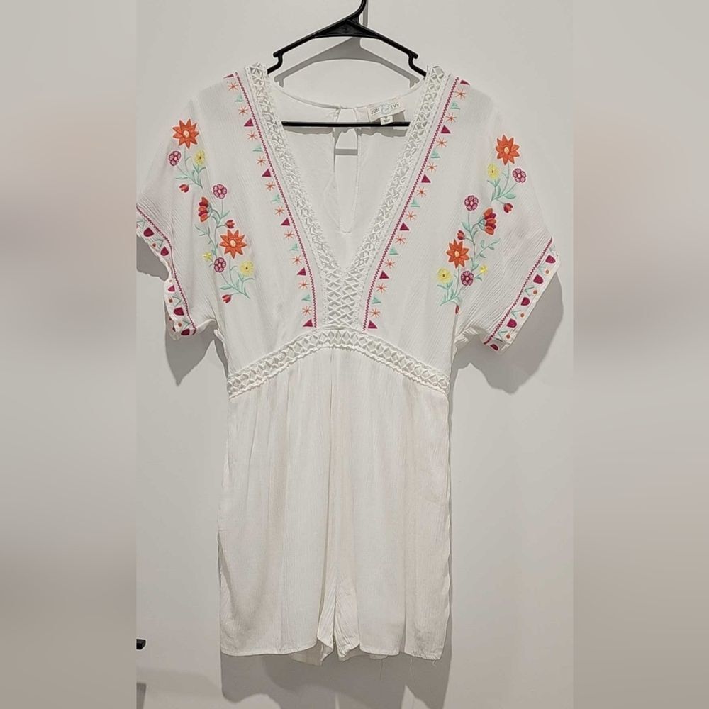 Elegant White Floral Embroidered Romper Size - Medium